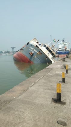 Bangladeshi container vessel sinks in Kolkata 1