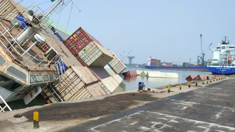 Bangladeshi container vessel sinks in Kolkata 2