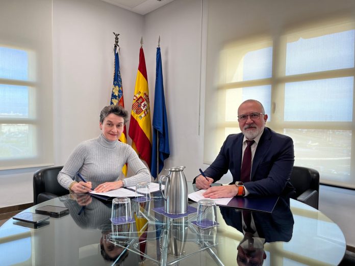 Firma-Mar-Chao-y-Antonio-Crespo-convenio-planta-solar-2048x1536
