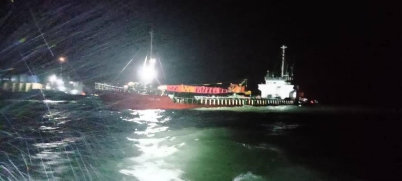 Cargo ship sinks in Malaysia after ballast tank cracks - Container News