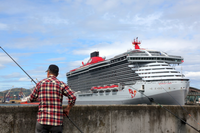 20250909-Crucero-Puert-de-Bilbao-y-pescador