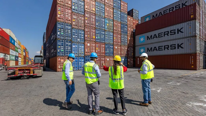employees-discussing-in-front-of-containers_1024x576