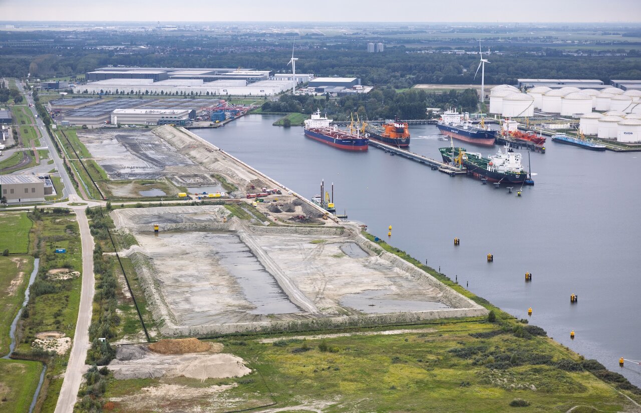 The Afrikahaven in Amsterdam, where Mibau-Stema Nederland B.V. is developing its second terminal; the new terminal area is visible in the background.