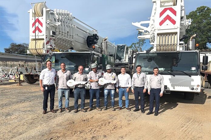 Delivery of Liebherr LTM 1230-5.1 and LTM 1250-5.1 mobile cranes to the Imetame Group (from left to right): Fabio Azevedo (Liebherr Brasil LTDA.), Andre Luiz Cavalcanti Boechat (Imetame Group), Ronaldo Sarcinelli (Imetame Group), Elivane José de Souza (Imetame Group), Welerson Roni Cavaglieri (Imetame Group), Rene Porto (Liebherr Brasil LTDA.), Gilson Pereira (Imetame Group) and Nilson Marin (Imetame Group).