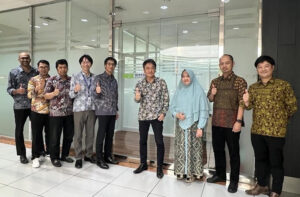 Photo of NX Indonesia Logistik representatives; sixth from left: President Masukata