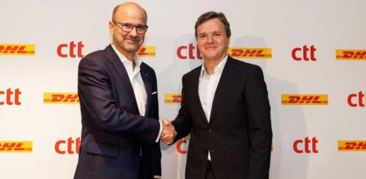 From left to right: João Bento, CEO of CTT - Correios de Portugal and Pablo Ciano, CEO DHL eCommerce