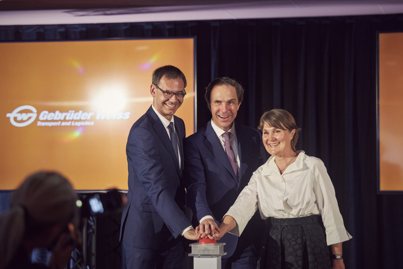 Gebrüder Weiss CEO Wolfram Senger-Weiss (center), Vorarlberg Governor Markus Wallner (left) and Wolfurt Mayor Angelika Moosbrugger at the opening ceremony. (Source: Gebrüder Weiss / Darko Todorovic)