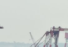 Containers fall into Kaohsiung waters as ONE-operated ship scrapes feeder vessel Four containers fell into waters around Taiwan’s Kaohsiung port after a large container ship operated by ONE hit a stationary feeder.