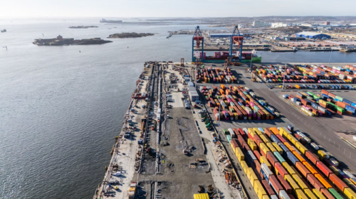 The Port of Gothenburg has signed a contract with Boskalis Sweden AB for blasting and dredging works forming part of the Skandia Gateway infrastructure project, valued at approximately EUR18 million.