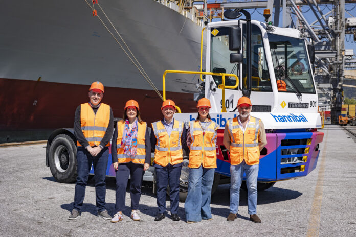 In the photo, from left to right: Simone Pacciardi, Head of EU Relations, Community Project Management and PNRR Funds Service – Eastern Ligurian Sea Port Authority; Federica Montaresi, Secretary General – Eastern Ligurian Sea Port Authority; Stefano Morelli, COO Inland Terminal & Customs – Contship; Denise Sofia, Head of ESG – Contship; and Marco Mondini, Trucking Manager La Spezia – Hannibal.