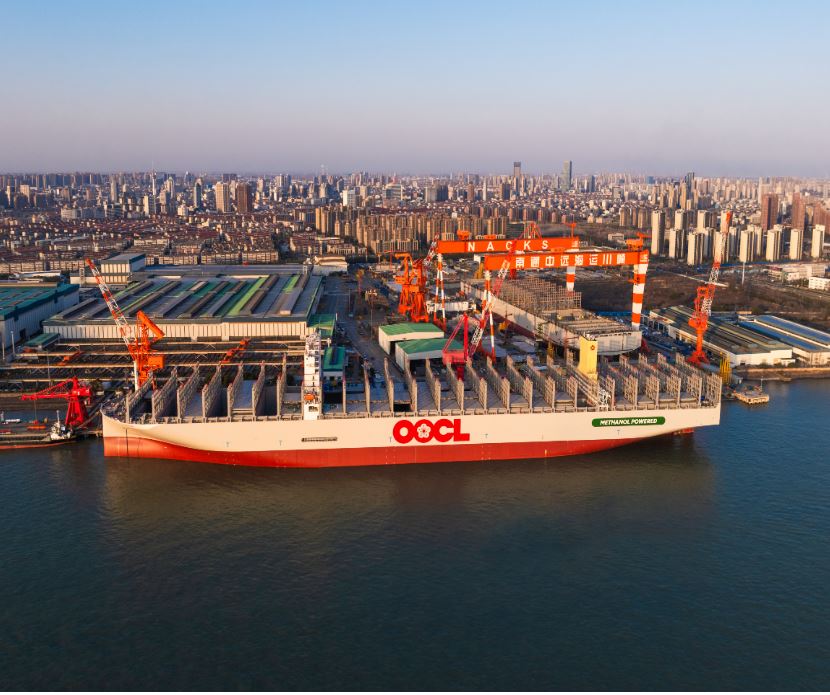 Orient Overseas Container Line'ın (OOCL) Çin'in Nantong COSCO KHI tersanesinde isim töreni gerçekleştirilen 24.168 TEU kapasiteli OOCL Wisdom metanol çift yakıtlı konteyner gemisini gösteren haber görseli