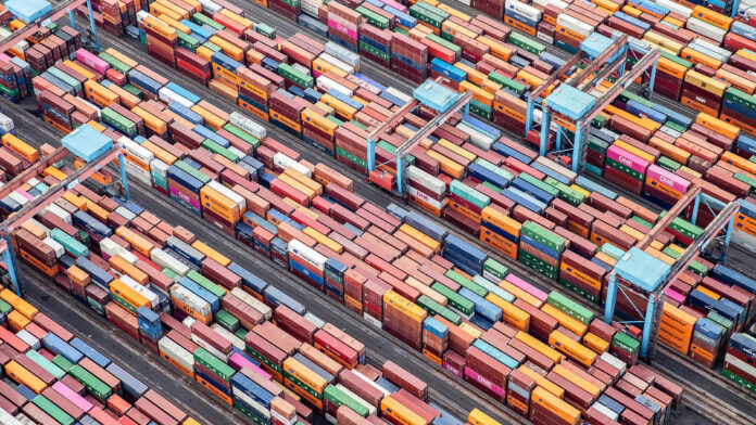 Hamburger Hafen und Logistik AG reported an icreased revenue by 3.5% on the prior year while the operating result declined 6.3%.
