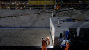 A concrete utilities conduit has been successfully installed beneath the railway tracks at the Maasvlakte.