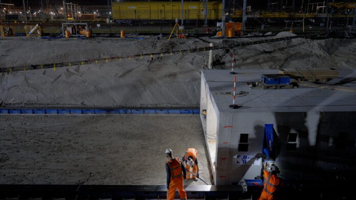 schuifbak-zijkant-bob-van-bruggen-ijsbrekertv A concrete utilities conduit has been successfully installed beneath the railway tracks at the Maasvlakte.