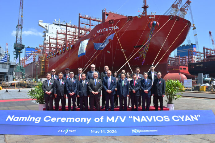 Group Photo – HJSC CEO Yoo Sang-cheol (fourth from the right in the front row), Vice Chairman of Navios Maritime, Shunji Sasada (sixth from the right)