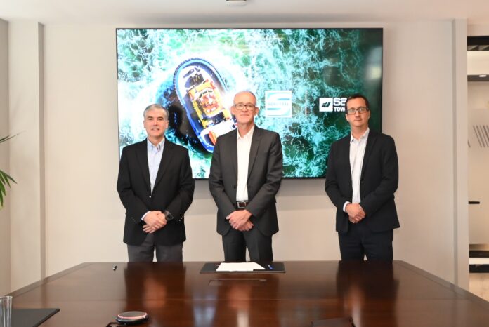 Rafael Ferrada, CFO of SAAM; Stefan Buch, VP of After Sales Service at SCHOTTEL; and Hernán Gómez, CEO of SAAM, who formally signed the agreement.