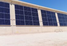 Valenciaport installs vertical photovoltaic system Valenciaport is advancing the installation of vertical solar panels on the breakwater of the northern expansion of the Port of Valencia.