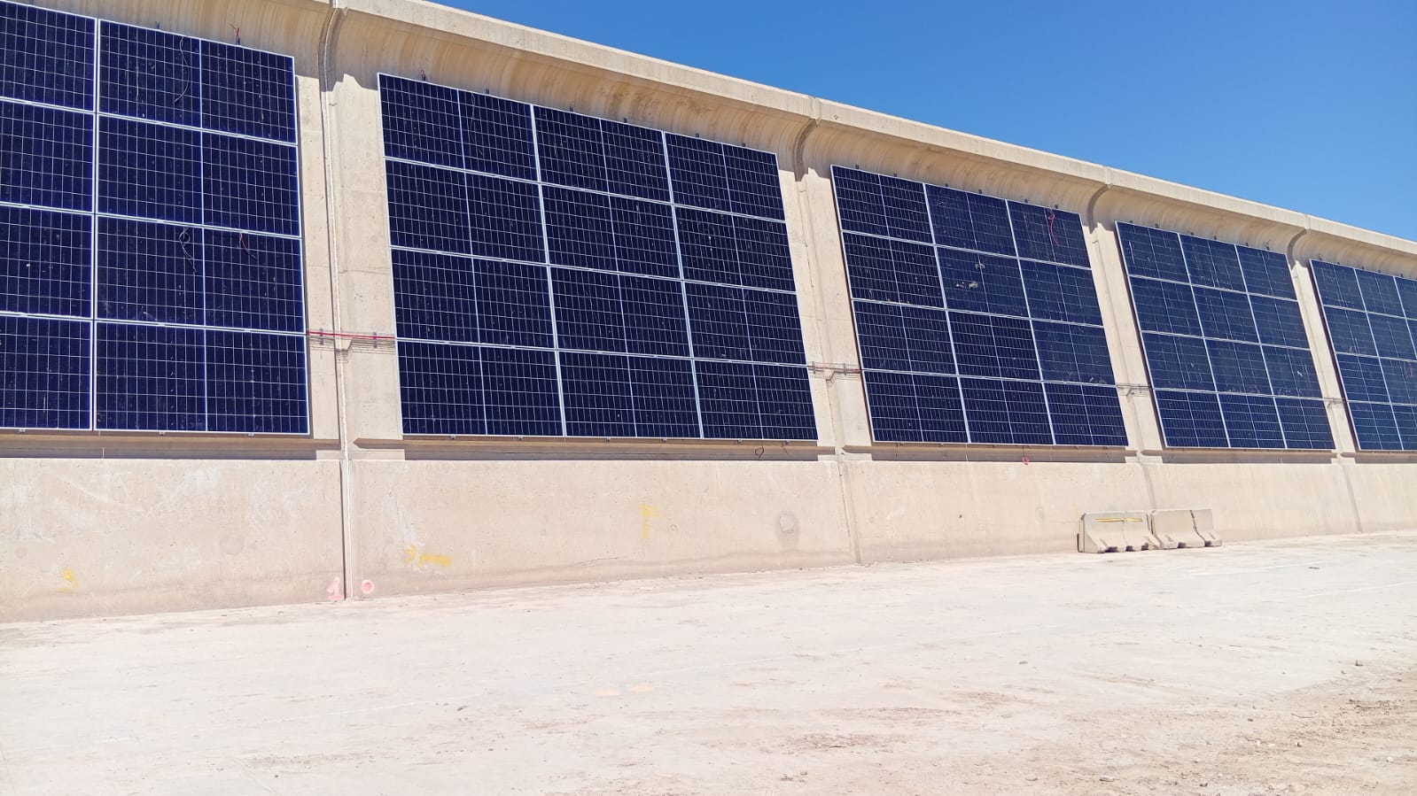 Valenciaport dikey fotovoltaik sistem kuruyor