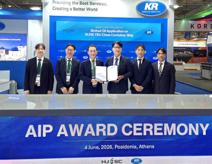 AiP Award Ceremony[Third and fourth from the left, respectively: Yoo Sang-cheol, CEO of HJ Shipbuilding & Construction (HJSC), and Cho Byung-sam, Senior Managing Director and Head of the Technical Approval Division at the Korean Register (KR)]
