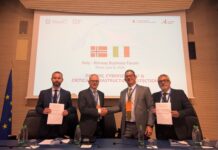 KONGSBERG and DRASS partner to develop advanced underwater systems Espen Henriksen, SVP Uncrewed Platforms KONGSBERG, and Drass CEO Sergio Cappelletti formalise the agreement with a handshake flanked by Sigurd Aksnes Fjerdingen (left), VP Products, Uncrewed Platforms at KONGSBERG, and Marco Bellomo, Technical Director at DRASS.