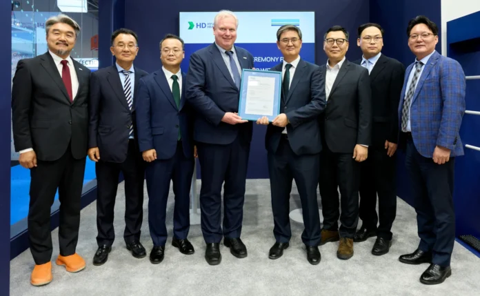 Vidar Dolonen, Regional Manager Korea & Japan, DNV Maritime, presented the AiP certificate to Hongryeul Ryu, CTO of HD Hyundai Heavy Industries at the Posidonia Trade Fair.