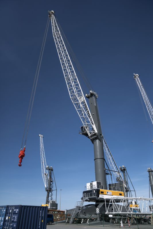 Broekman Logistics expands heavy-lift capacity with Liebherr LHM 800