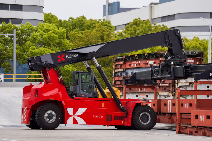 Kalmar Electric Reachstacker with the 2nd generation battery