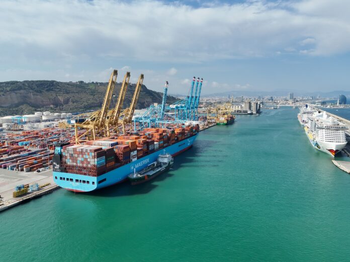 The fuel supply vessel Bahía Candela and the container ship Antonia Maersk during the operation. The fuel supply vessel Bahía Candela and the container ship Antonia Maersk during the operation.