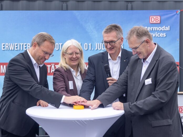 From left to right: Martin Ansbacher, Mayor of the City of Ulm; Dr. Clarissa Freundorfer, Deutsche Bahn's Regional Representative for Baden-Württemberg; Michael Heinemann, Managing Director of DB Intermodal Services GmbH; and Ralf-Günter Kloß, Member of the Management Board for Combined Transport at DB Cargo AG.