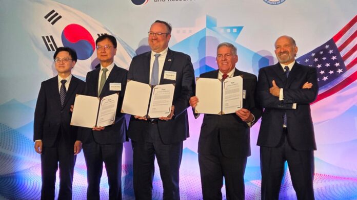 Kim Jung-Kwan, Republic of Korea Minister of Trade, Industry and Energy; Sung An Choi, Samsung Heavy Industries Vice Chairman and CEO; Patrick Ryan, ABS Senior Vice President and Chief Technology Officer; Cecil Hernandez, Conrad Shipyard President and CEO; and Howard Lutnick, U.S. Secretary of Commerce.