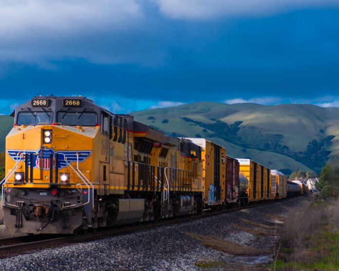 akshay-nanavati-8FevUlxdZC0-unsplash rail cargo
