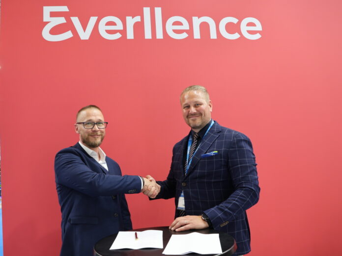 Thomas Andreassen, Global Business Development Manager, Everllence (left) and Henri Kinnunen, CEO WE Tech Solutions, at the signing of the MoU at Posidonia