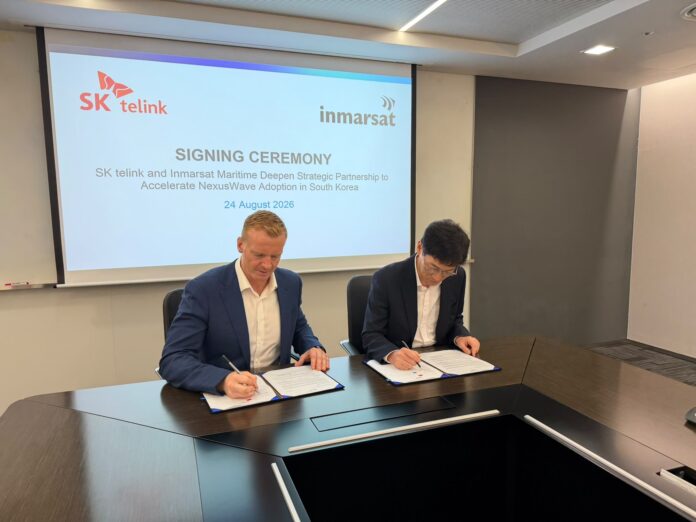 Contract signing at SK telink’s headquarters in Seoul. Pictured (L-R) Laurie Eve, VP, Global Merchant Sales, Inmarsat Maritime and Shin-Yong Lee, Senior Vice President, Head of Satellite Business Division, SK telink.
