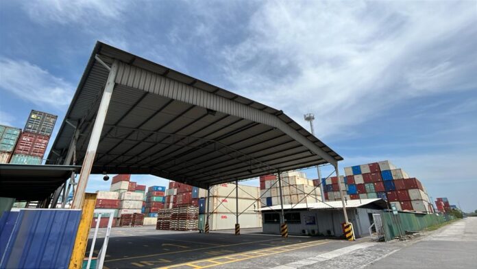 container depot wirh oocl containers