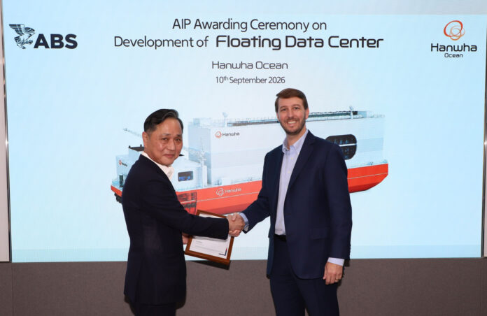 (L to R): Young-chang (James) Shon, Hanwha Ocean Chief Technology Officer and Joshua Divin, ABS Senior Vice President, Marine Business Development (L to R): Young-chang (James) Shon, Hanwha Ocean Chief Technology Officer and Joshua Divin, ABS Senior Vice President, Marine Business Development