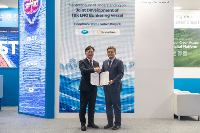 MOU signing for the joint development of an 18K LNG bunkering vessel at Gastech 2026 in Bangkok on September 16. (From left: Kyujin Yeon, Executive Vice President of KR; and Sangdon Kang, Executive Vice President of Hanwha Ocean)