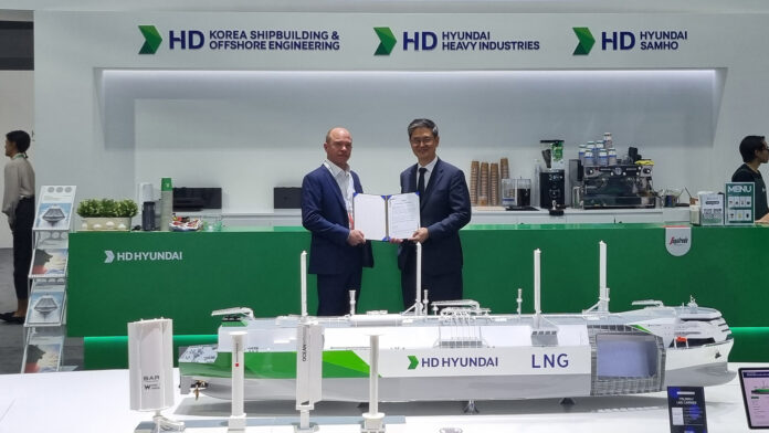 (L to R): Matthew Mueller, ABS Vice President, North Pacific Business Development and Ryu Hong-Ryeul, HD HHI Chief Technology Officer.
