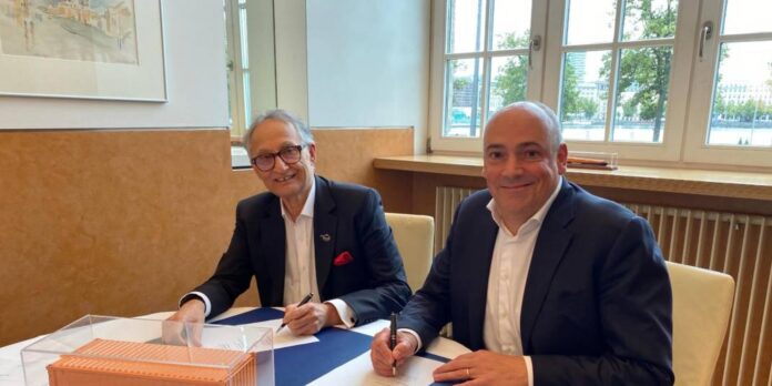 Hapag-Lloyd CEO Rolf Habben Jansen and DP World Group Chairman and CEO Sultan Ahmed bin Sulayem sign an agreement to expand their partnership in Africa.