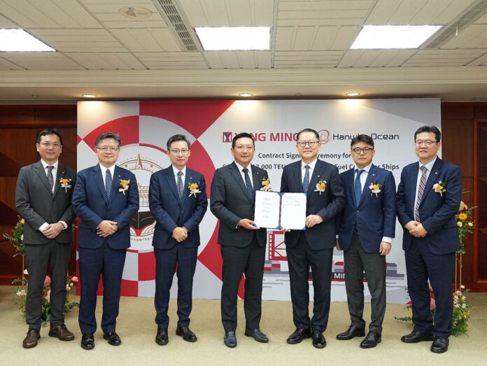 Picture: Dr. Chuck Tsai, Chairman of Yang Ming (middle)、Mr. Charles Kim, CEO of Hanwha Ocean (third of right)、Kevin Lee, President of Yang Ming (third of left)、Mr. Jong Seo Kim, CEO of Hanwha Engine(second of right), Mr. Sang Don Kang, COO of Hanwha Ocean (first of right)、Mr. Ed Wu, CTO of Yang Ming (second of left)、Mr. Richard Tzeng, CSO of Yang Ming (first of left).