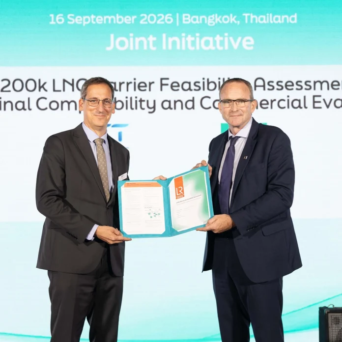 François Michel, Chief Executive Officer, GTT (left) receives LR Advisory’s terminal compatibility and commercial evaluation report for GTT from Andy McKeran, LR's Chief Growth Officer, at Gastech