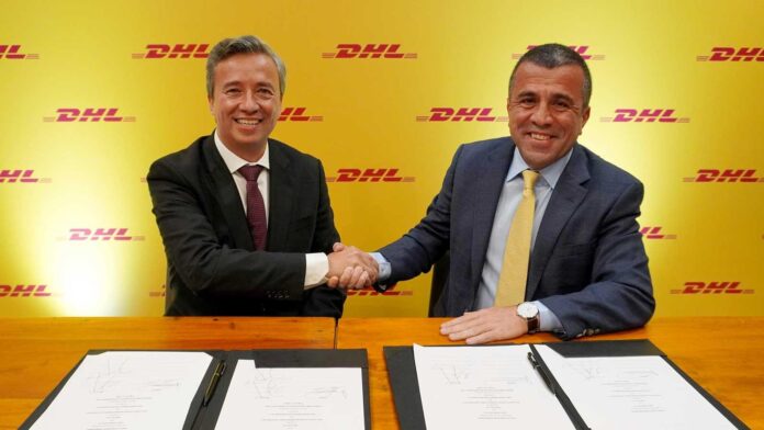 Agustín Croche, CEO, DHL Supply Chain Latin America (left), and Aníbal Wadih, Chairman of the Board of Open Market, sign the agreement for DHL Supply Chain's acquisition of Open Market.