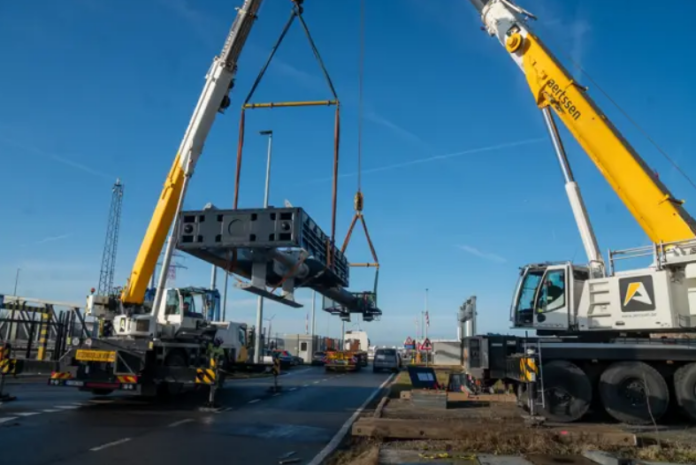 Στιγμιότυπο οθόνης 2026-09-25 104618 Port of Antwerp-Bruges is installing a hydro turbine at the Kallo Lock, generating renewable electricity from the tidal water flows.