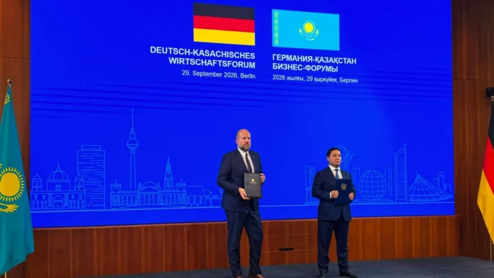 Tobias Bartz, CEO of Rhenus Group, and Yelzhas Otynshiyev, Chairman of the Management Board of Kazakhstan Temir Zholy, following the signing of an agreement to advance the Aktau terminal project at the German Kazakh Economic Forum in Berlin. Credits: Rhenus Group