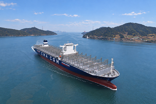 A 13,000-TEU container ship equipped with HD Hyundai Heavy Industries’ “Lashing-Free” technology during sea trials.