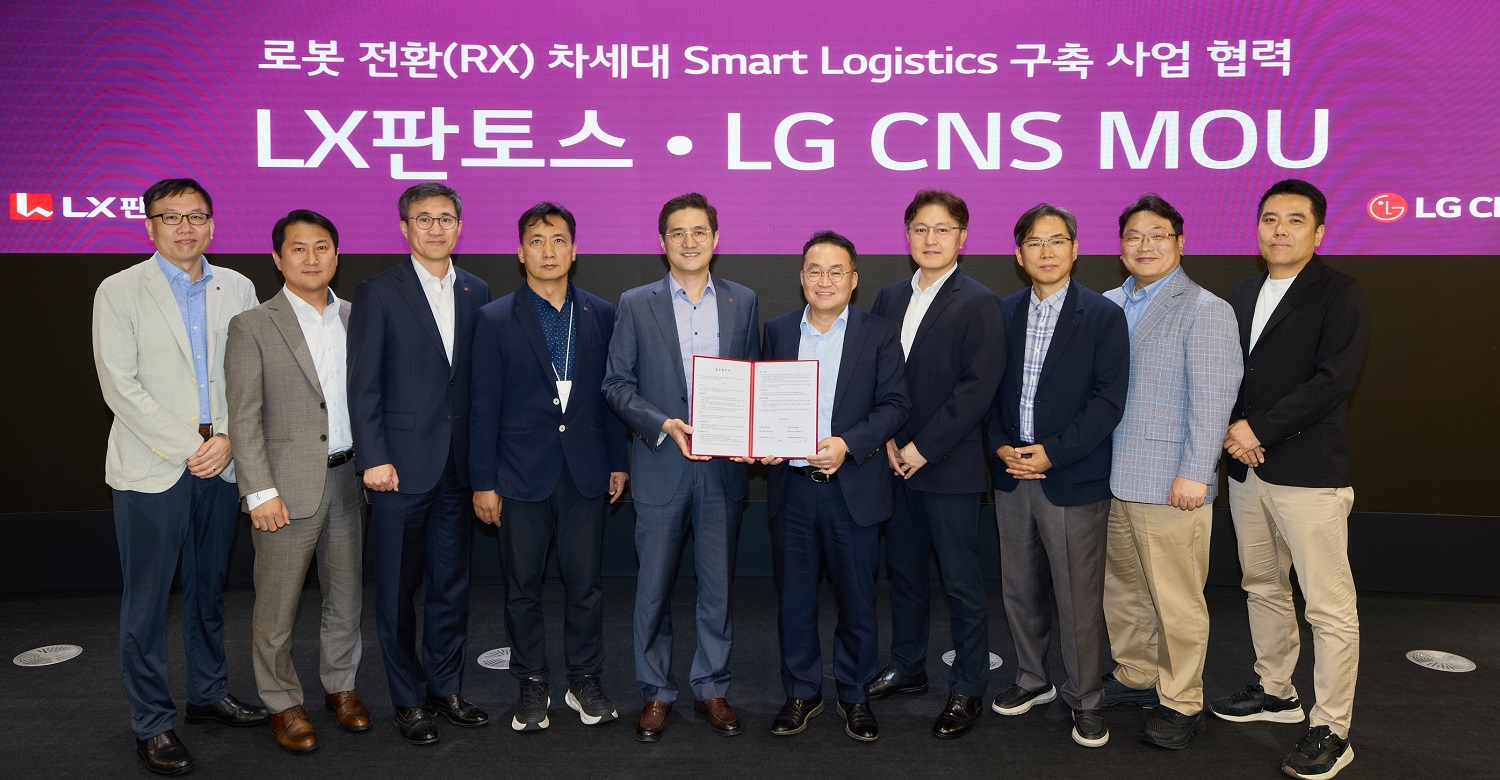Executives and employees from LX Pantos and LG CNS pose for a commemorative photo at the signing ceremony for an MOU on next-generation smart logistics development on June 1, 2026. Among those pictured here are Auh Jae-hyuck, Executive Vice President and Head of CL Business Unit at LX Pantos (fifth from left), as well as LG CNS executives Lee Jun-ho (fifth from right) and Park Sang-kyun (fourth from right)