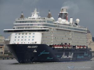 MSC containership damaged after cruise ship collision in Bremerhaven