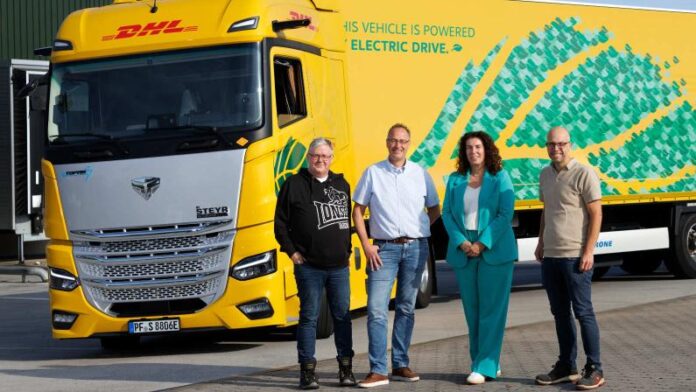 From left to right: Richard Barelds, driver of the new SuperPanther truck; Arjan van Weelden, Carrier & Sustainability Manager DHL Freight Netherlands; Heidi van Eldik, CEO DHL Freight Netherlands & Belgium; and Arwin Altig, Head of the DHL Freight Terminal in Houten.
