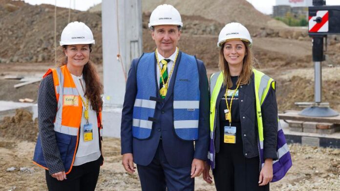 From left to right: Katrin Hölter, CEO of DHL Supply Chain Germany & Alps; Olaf Müller, Mayor of Apolda; and Aiste Slabokaite Heid, Business Unit Director of DHL Supply Chain Germany & Alps